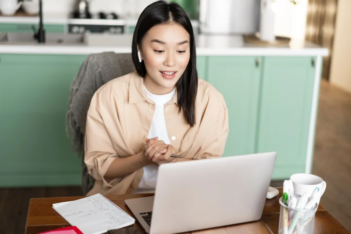 illustrate a person is choosing the best apps to learn Vietnamese online in 2025